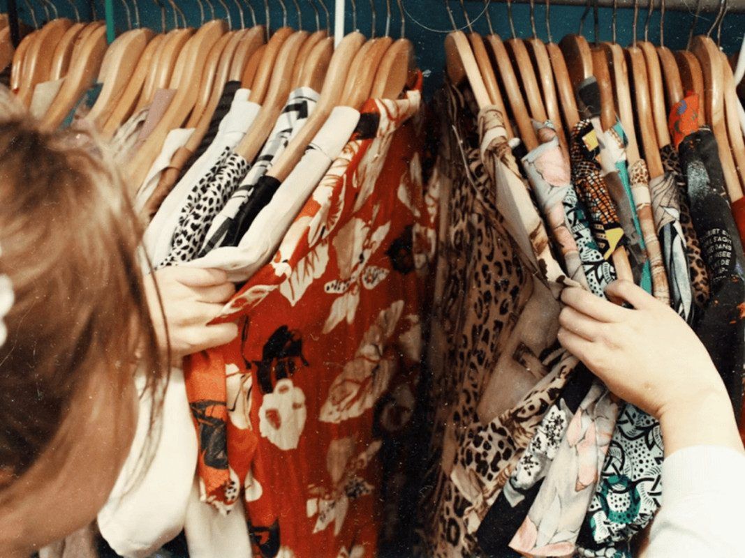 Consumo consciente impulsiona moda versátil no Brasil