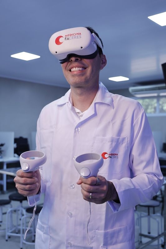 acadêmico utilizando óculos virtual