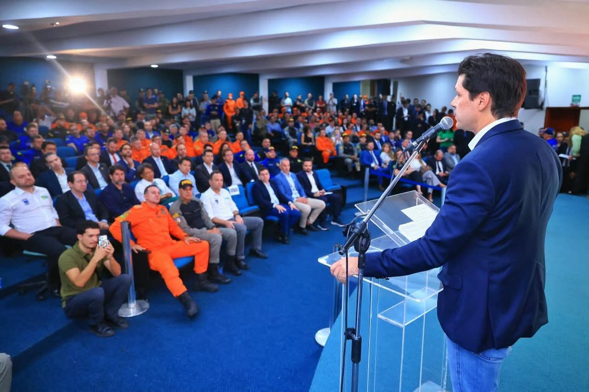 Governador de Goiás fala em reunião com equipe técnica