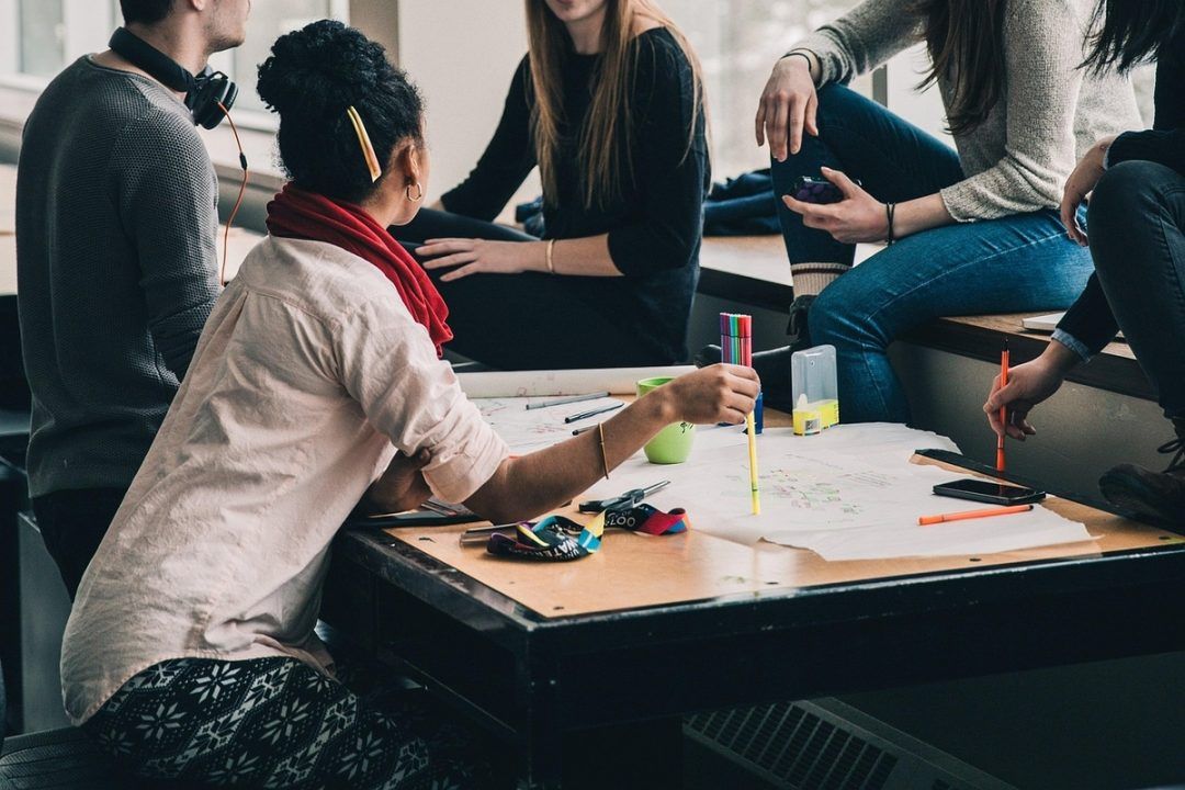 Europa atrai estudantes latino-americanos após restrições dos EUA