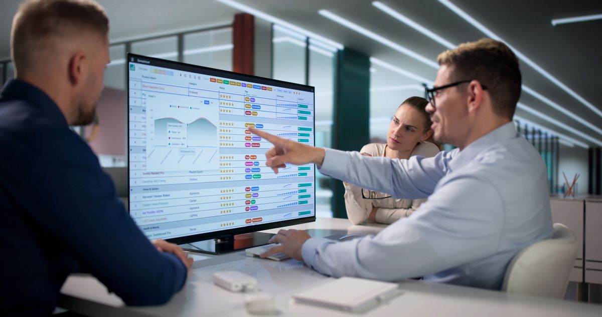 Dois executivos analisando planilhas de custos