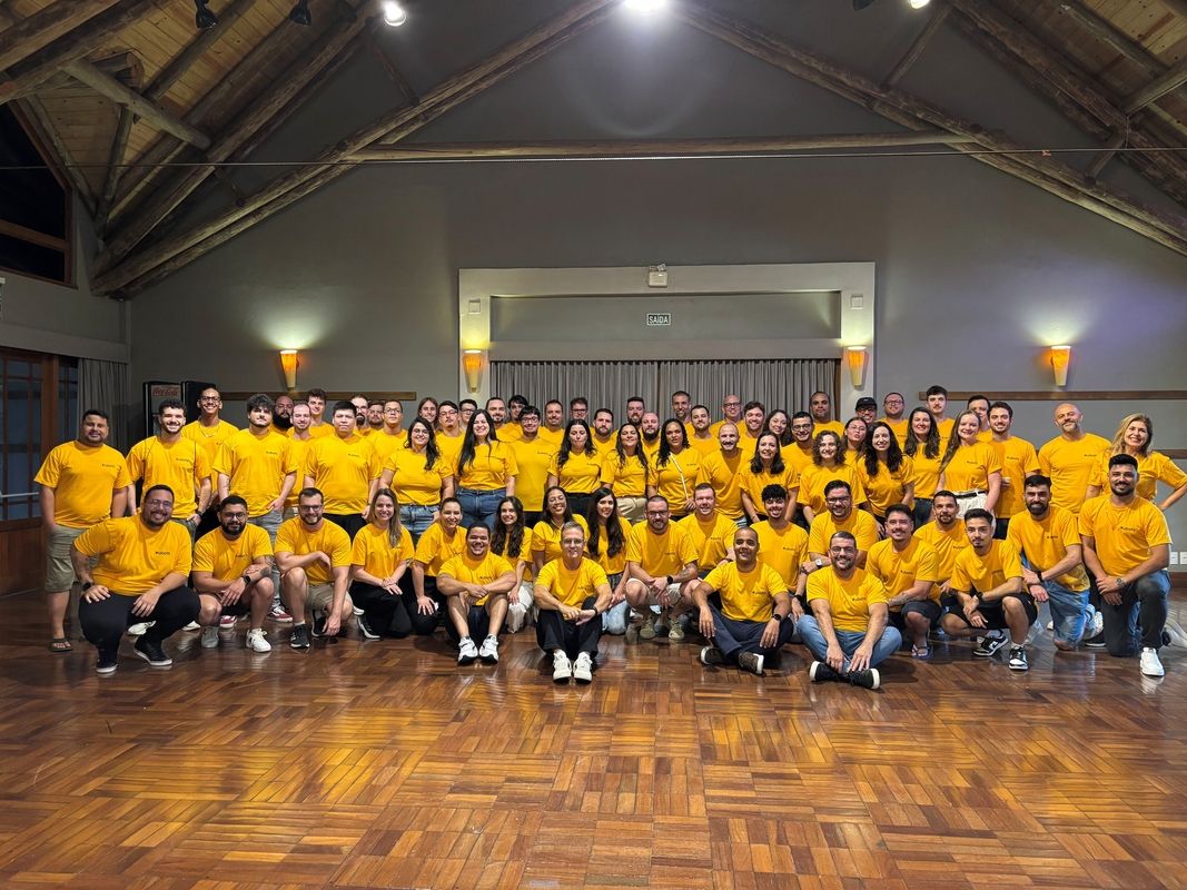 Foto com os funcionários da Ubots vestidos de camisa amarela.