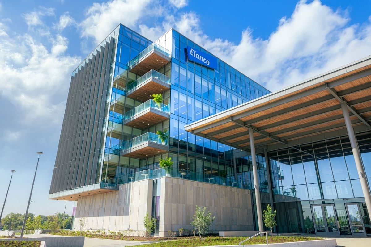 Fachada espelhada de prédio comercial