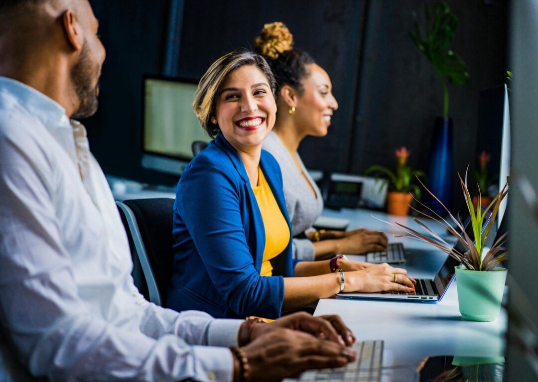 Empresas abrem vagas de emprego, estágio e trainee pelo país