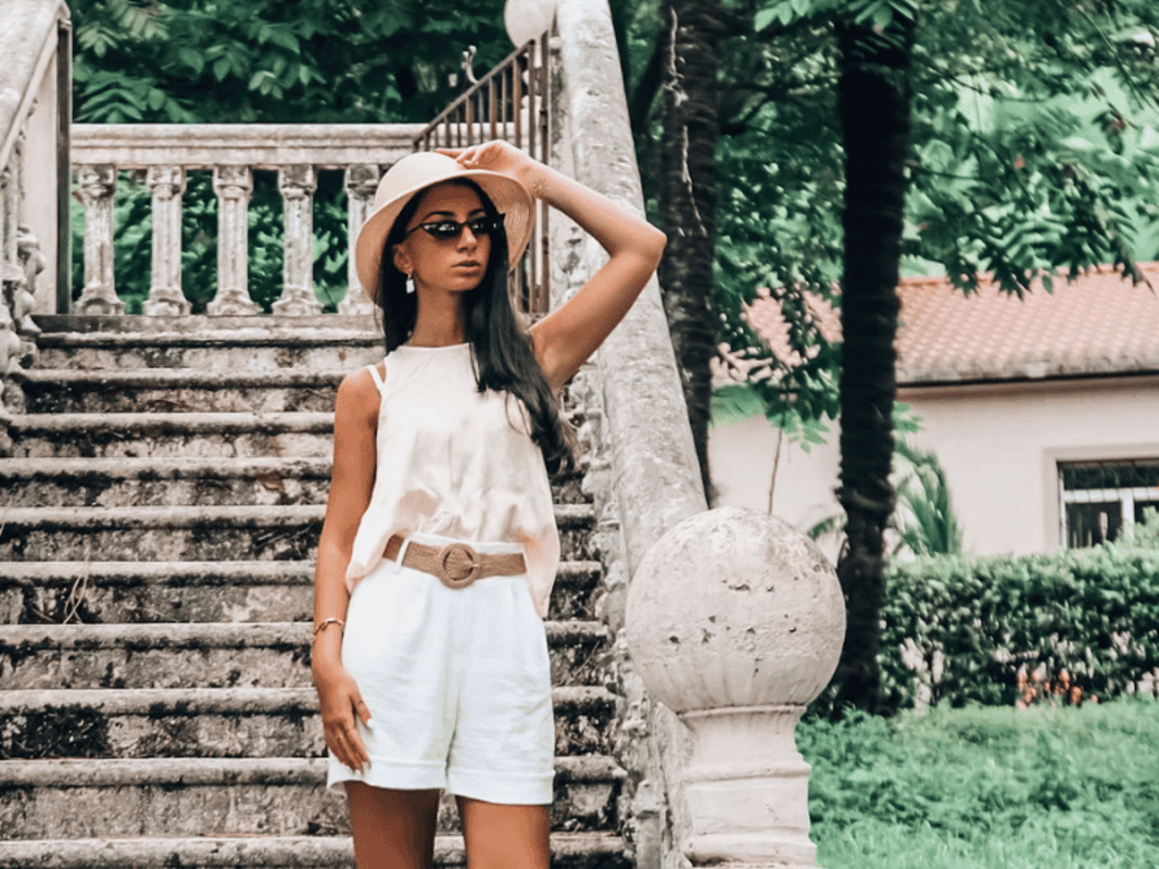 Modelo com short alfaiataria
