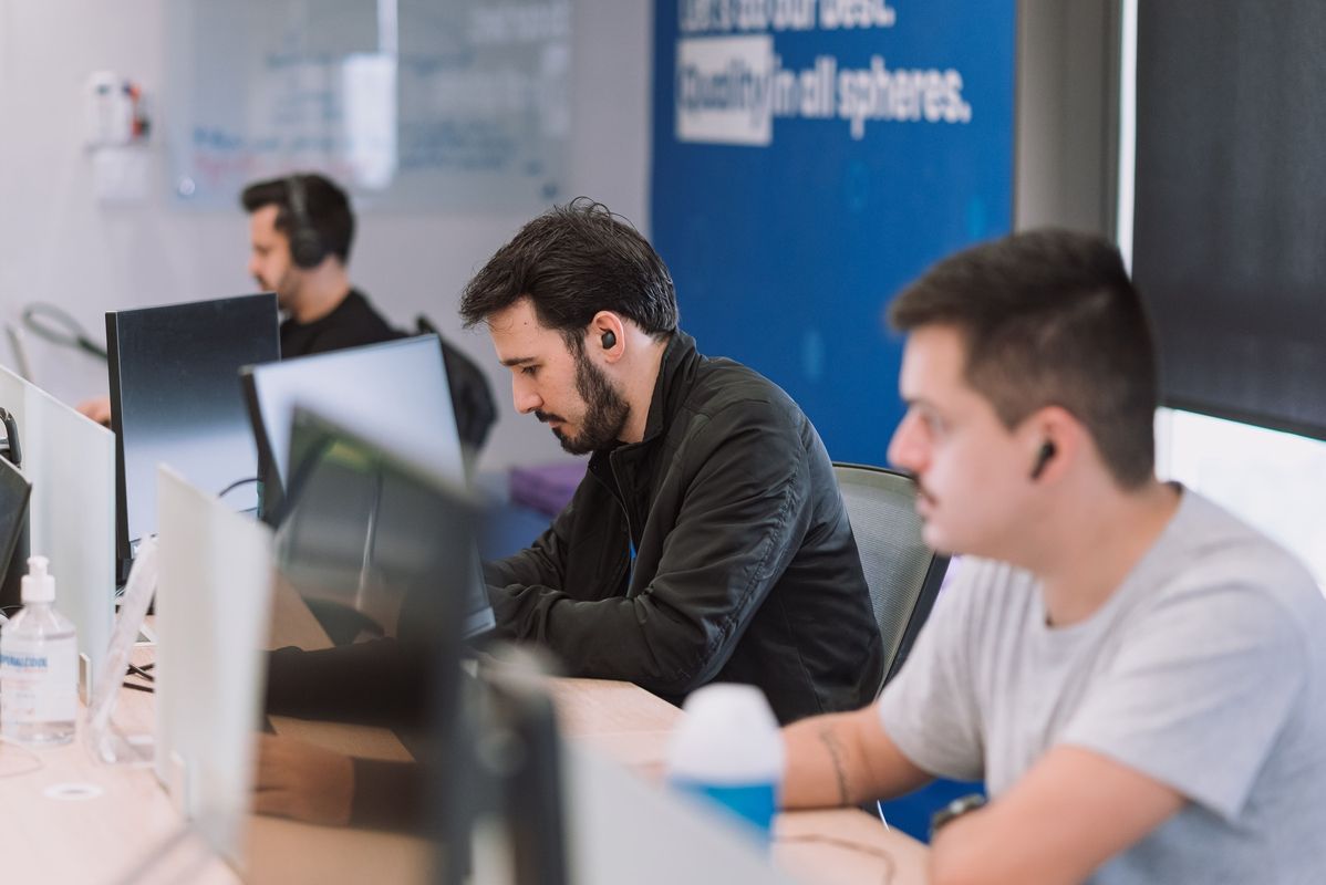 Pessoas em escritório