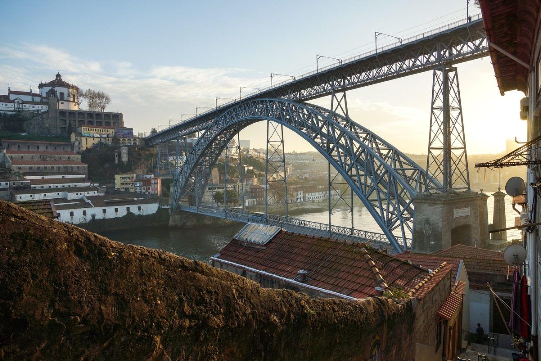 Portugal atrai empresários, mas enfrenta desafios no atendimento