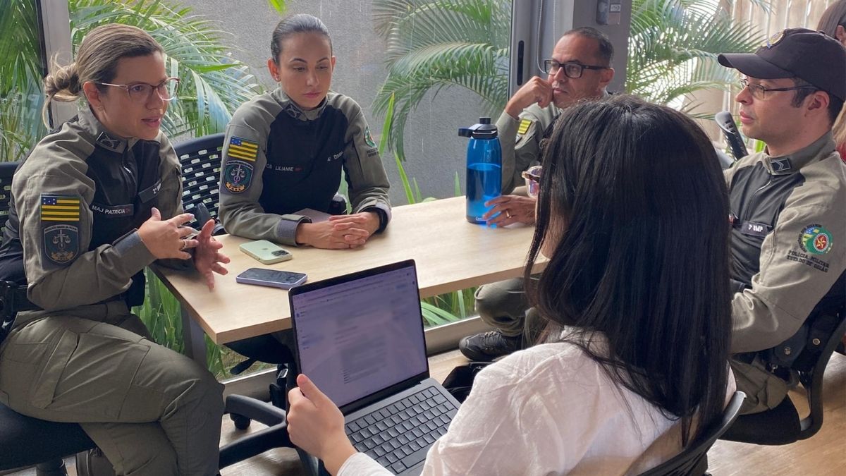Representantes das polícias Militar e Civil de Goiás sentados em uma mesa de reunião.