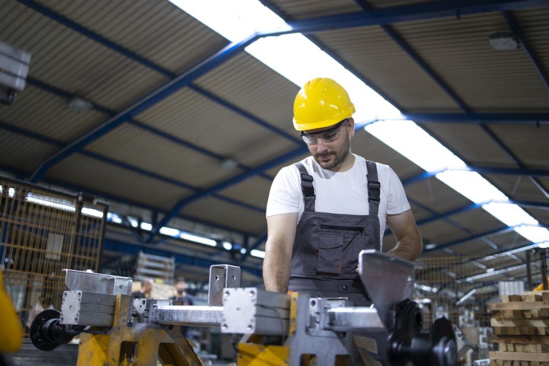 Manpower abre 42 vagas para operador(a) de produção em SP