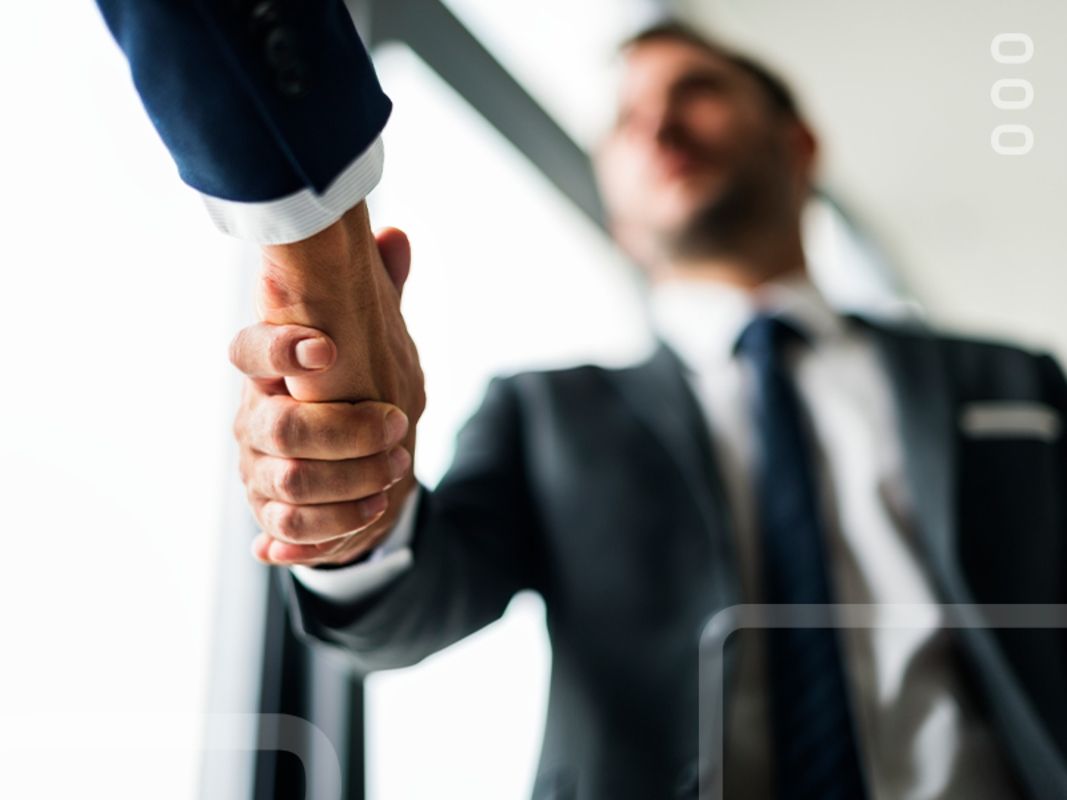 Aperto de mãos em acordo corporativo