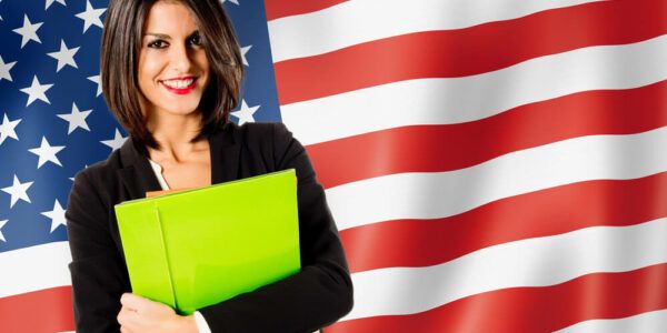 Escola oferece 100 bolsas de estudo para curso de inglês