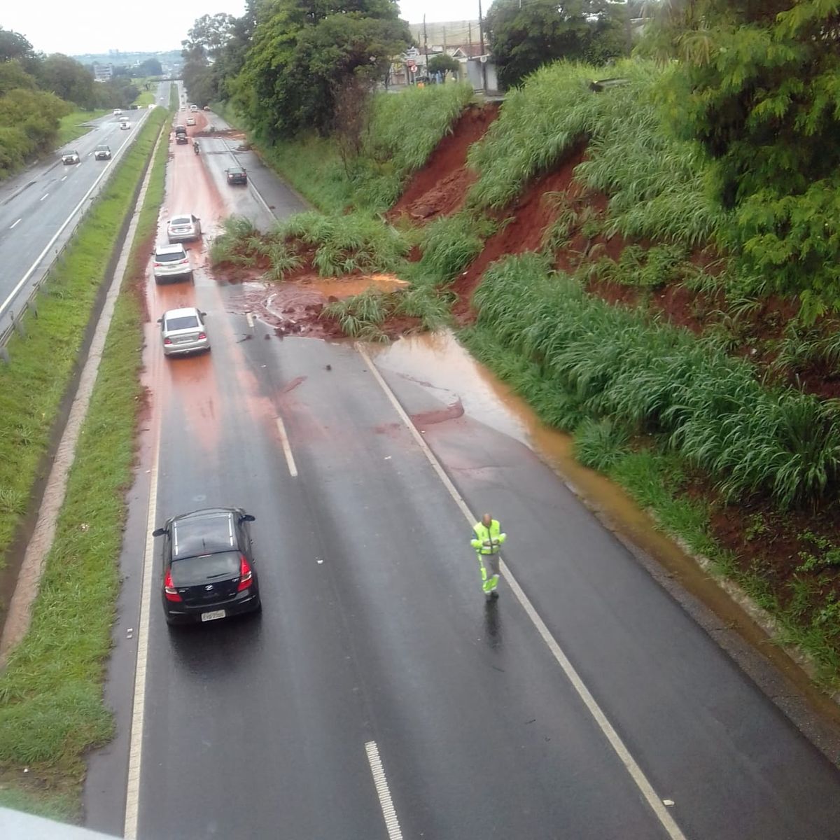 Chuva forte causa diversos pontos de alagamento em Americana neste domingo