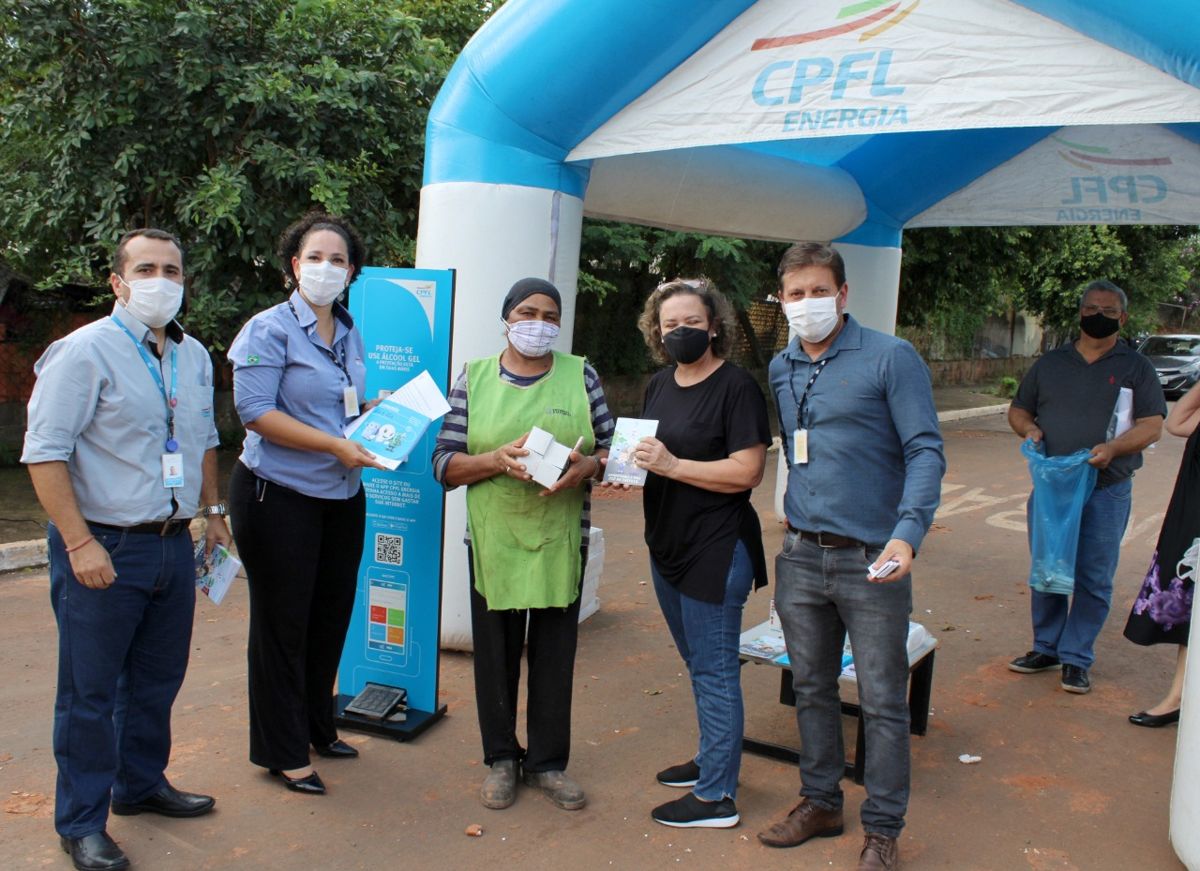 Parceria entre CPFL e Fundo Social faz troca de 64 lâmpadas de LED com Cooperlírios