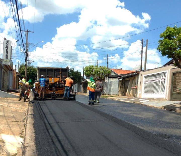 Rua Índia recebe obras de recapeamento
