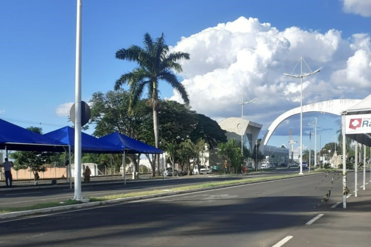 Drive thru da vacinação para 65 anos ou mais segue no feriado