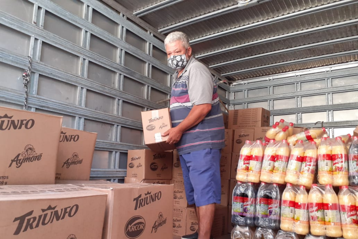Educação doa três toneladas de alimentos para o Fundo Social de Solidariedade