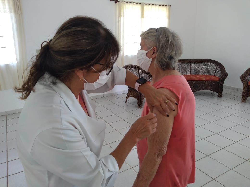 Valinhos abre agendamento para aplicar 2ª dose da vacina contra a Covid-19 em idosos de 75 e 76 anos
