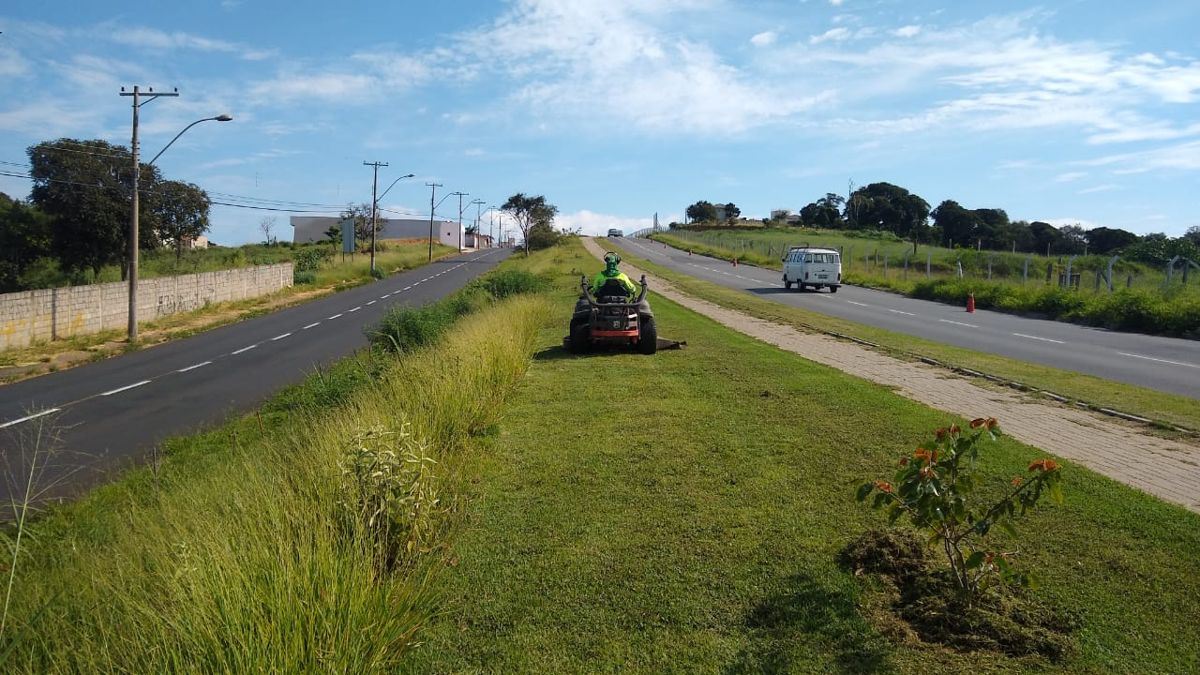 Prefeitura de Valinhos realiza roçagem e limpeza em diferentes pontos da cidade
