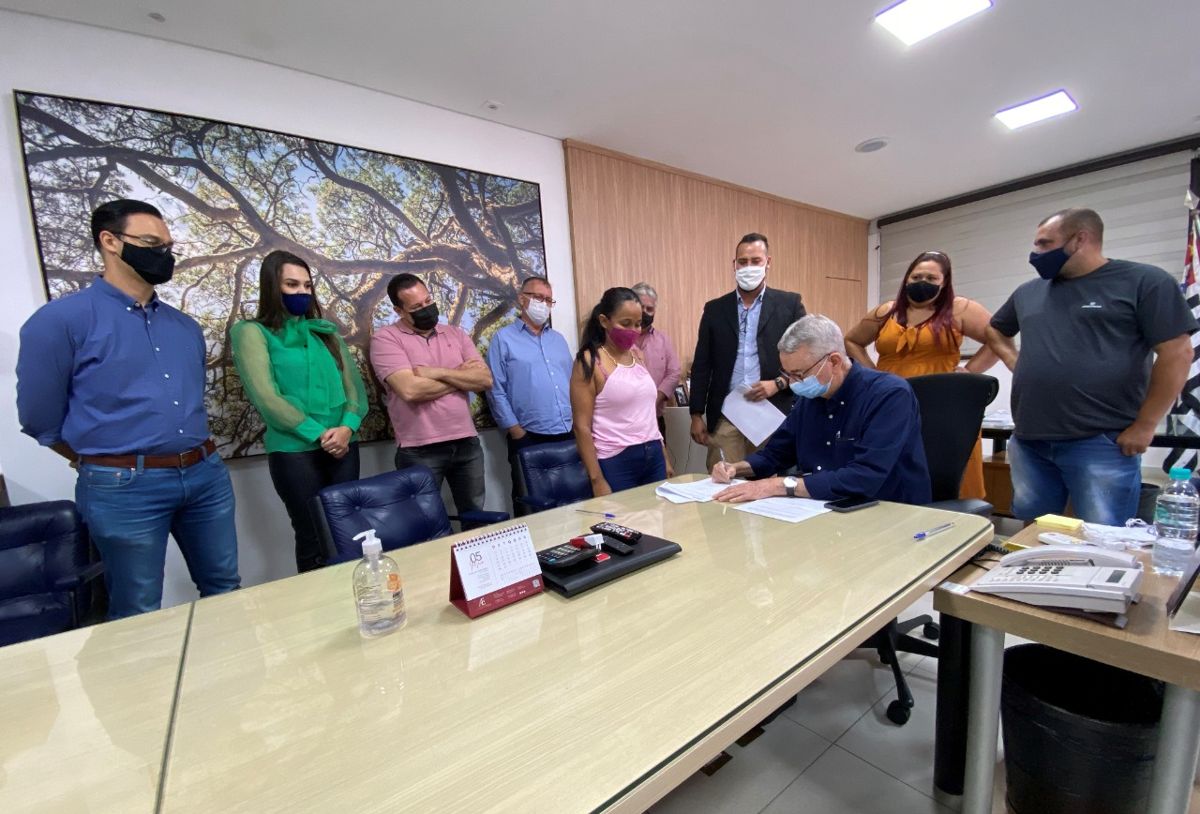 Prefeito Chico realiza assinatura de contratos do Residencial Nova Aliança