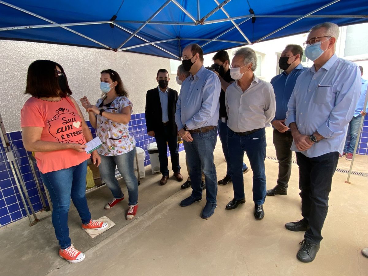 Prefeito e secretário estadual acompanham vacinação de profissionais da Educação
