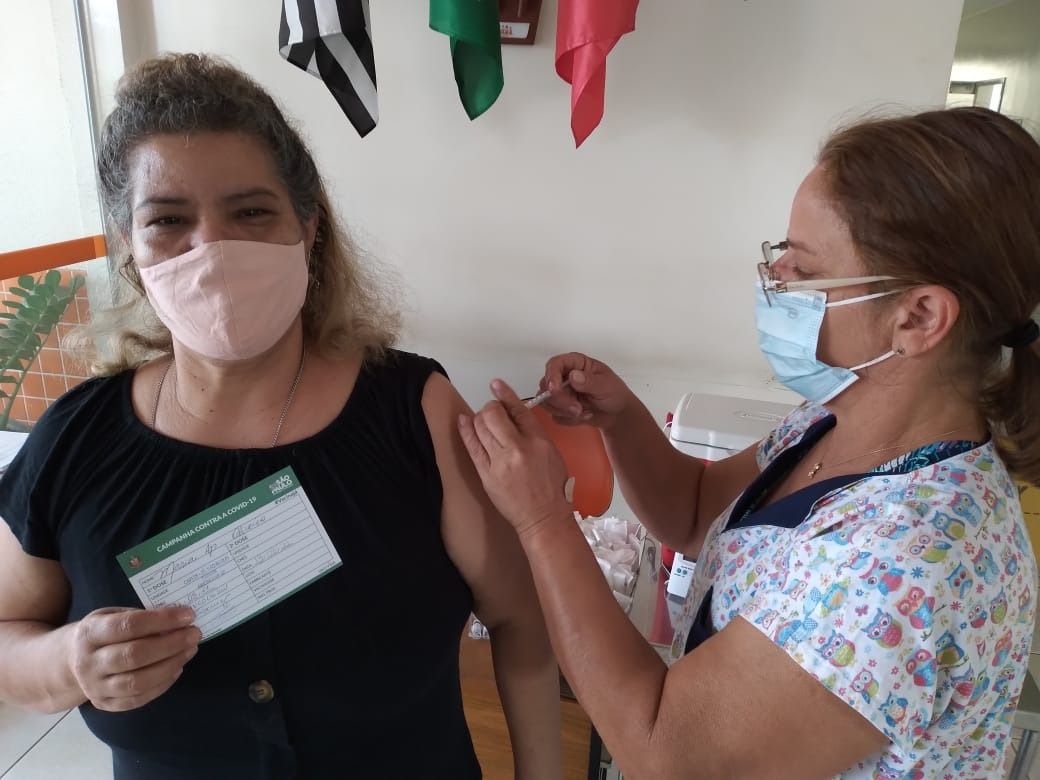 Americana aplica 620 doses da vacina contra a Covid-19 nesta sexta-feira