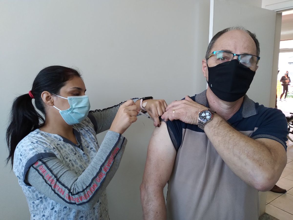 Americana aplica mais 605 doses da vacina contra a Covid nesta segunda