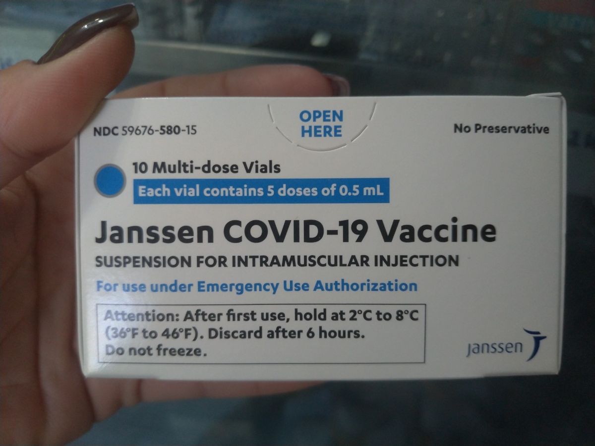 Americana recebe 1.950 doses da vacina Janssen e começa a vacinar pessoas com 42 anos