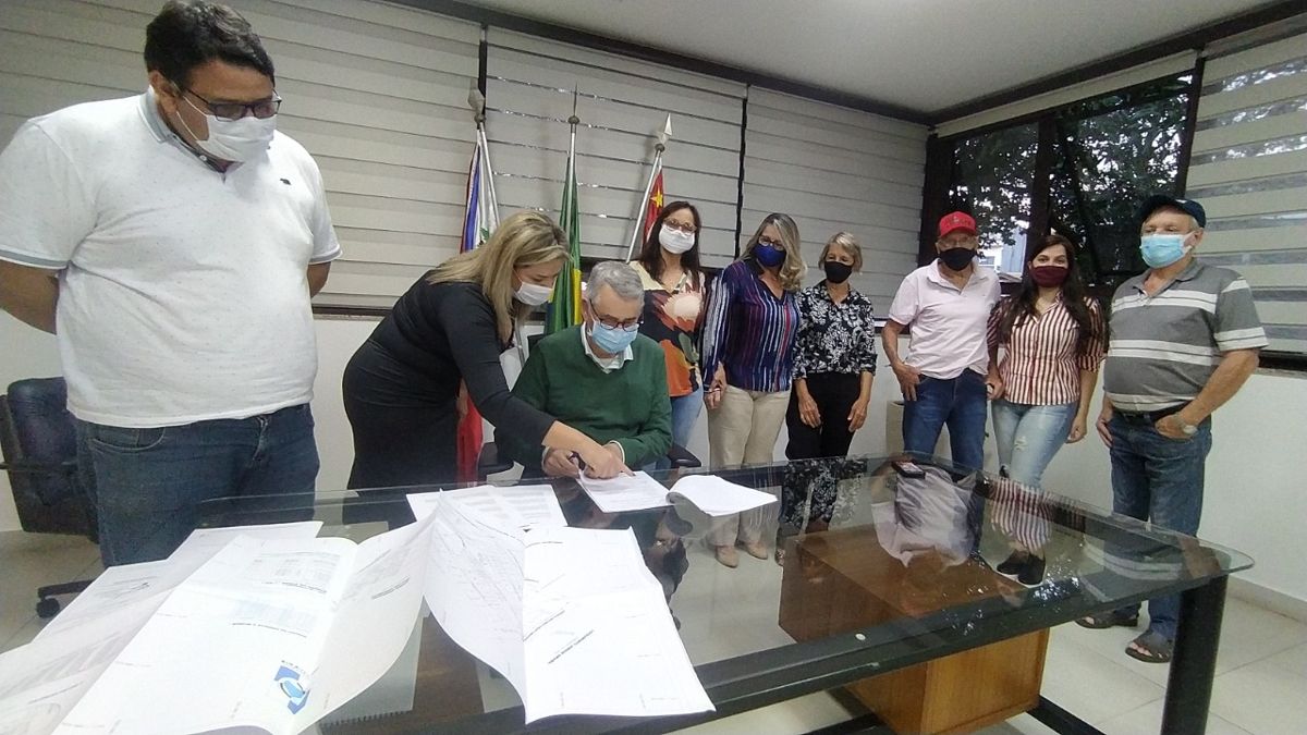 Chico assina certificados de regularização do bairro Nascentes Boer
