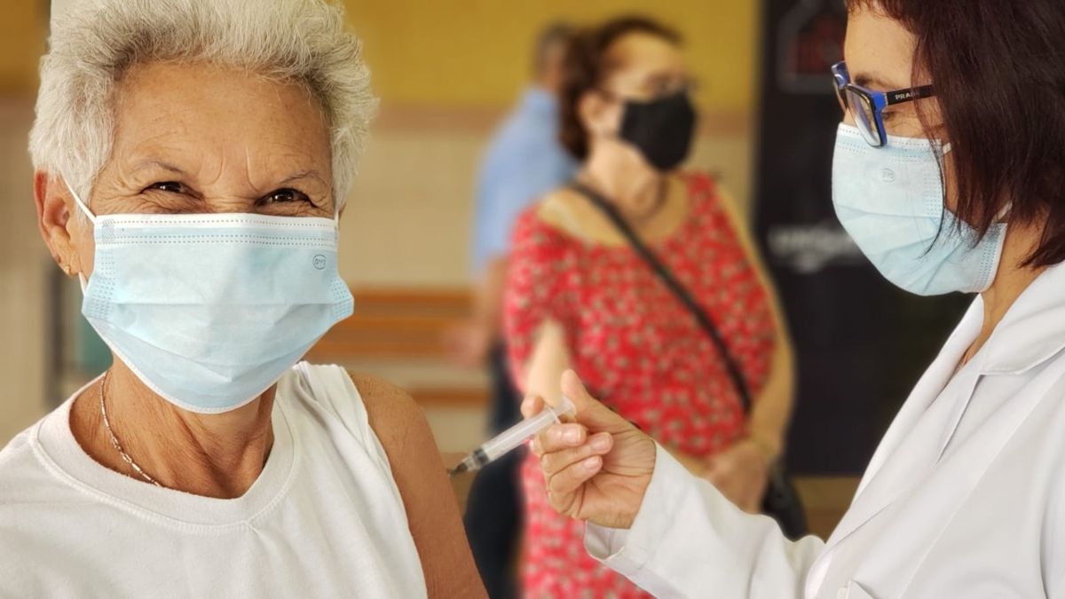 Americana recebe vacinas contra a Covid-19 e inicia aplicação em pessoas com 30 anos