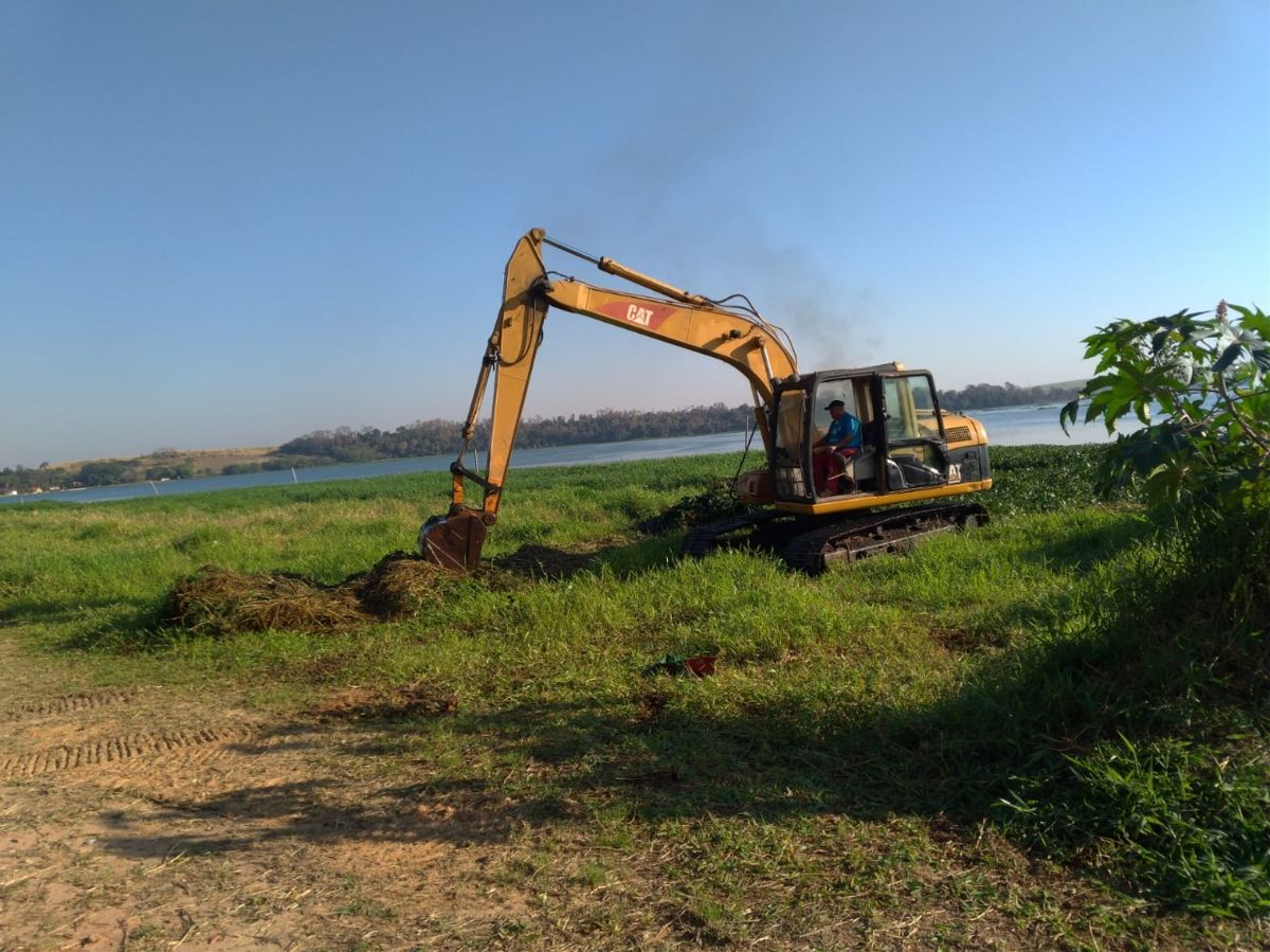 Prefeitura faz limpeza na orla da Praia Azul