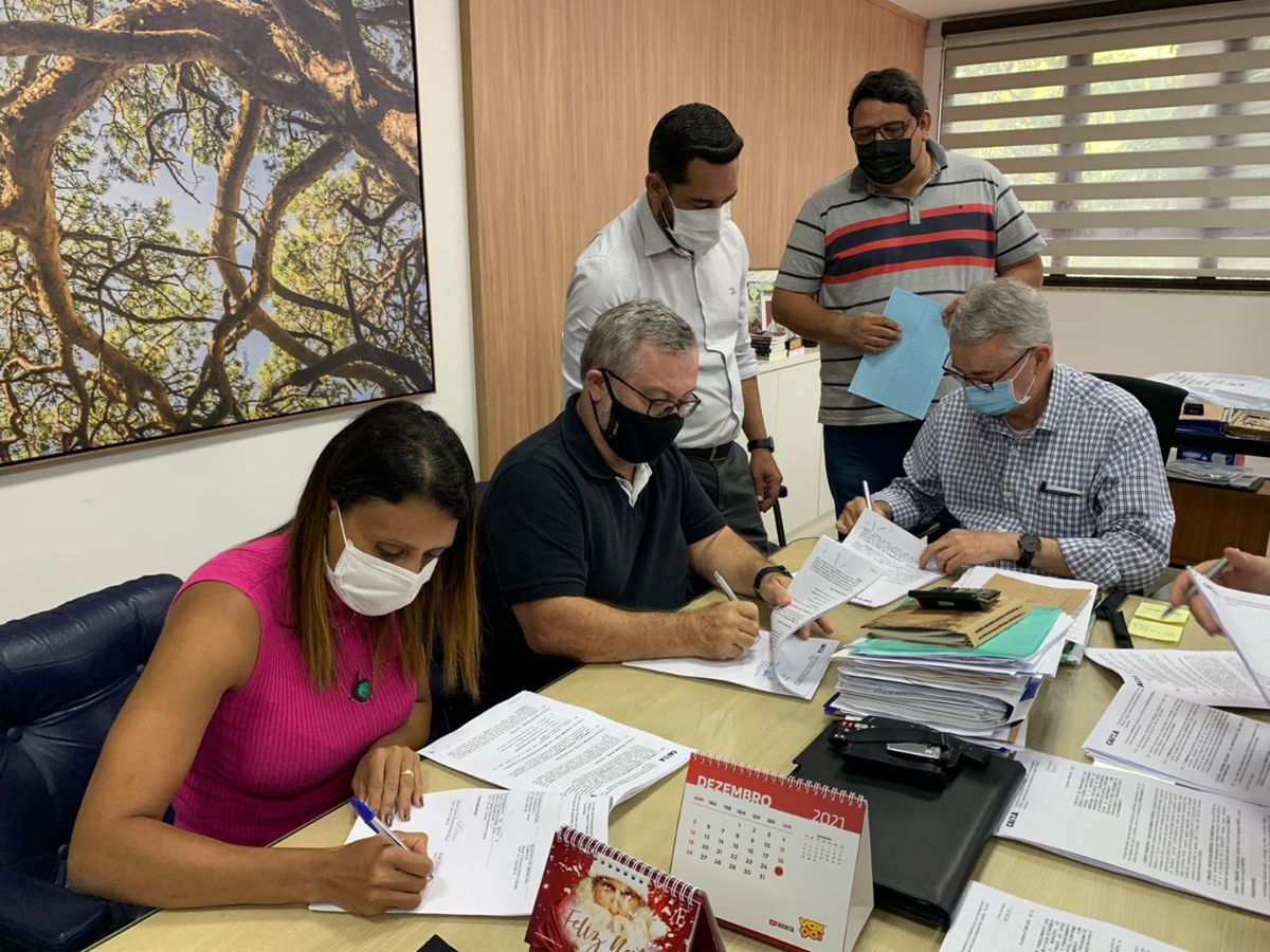 Chico assina convênio para recapeamento e troca de redes de abastecimento