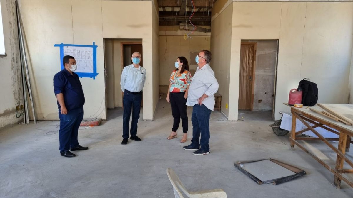Chico e Odir visitam três obras em andamento no Hospital Municipal