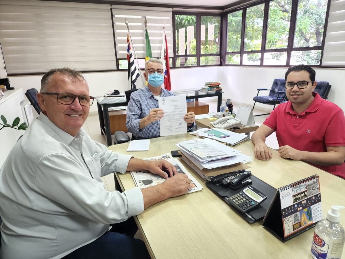 Prefeito sanciona lei elevando a remuneração de professores