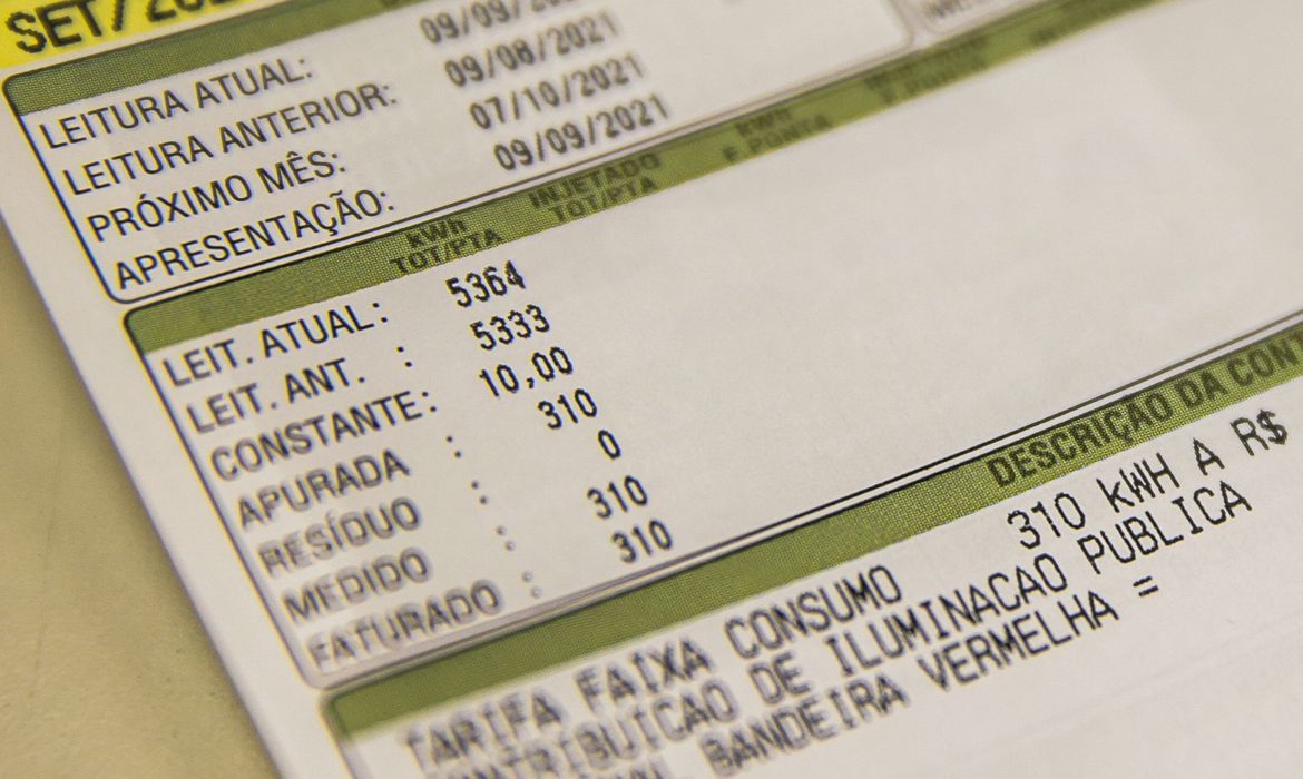 Governo anuncia fim da tarifa extra para consumidores de energia