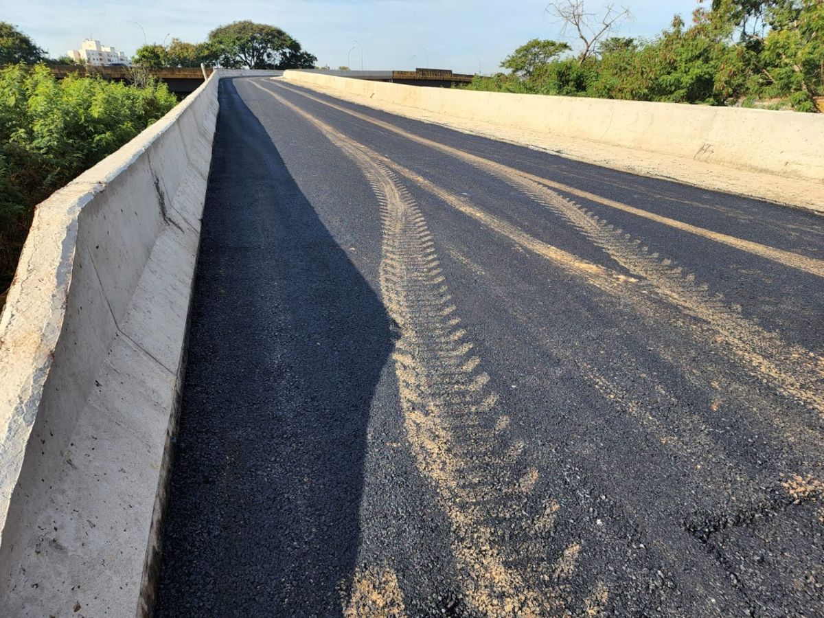 Nova alça do viaduto Romano recebe pavimentação