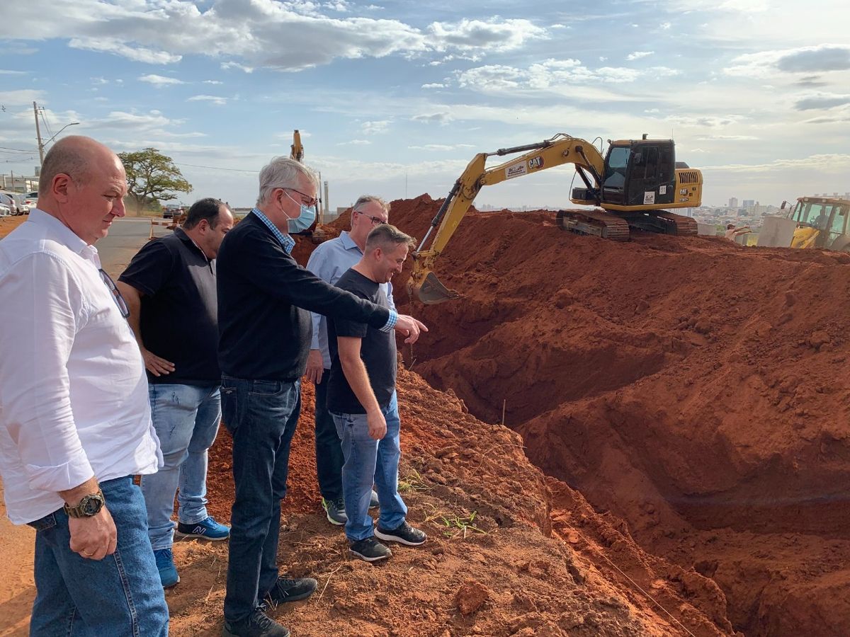 Estrada do Jardim Mirandola começa a receber obras de alargamento e pavimentação