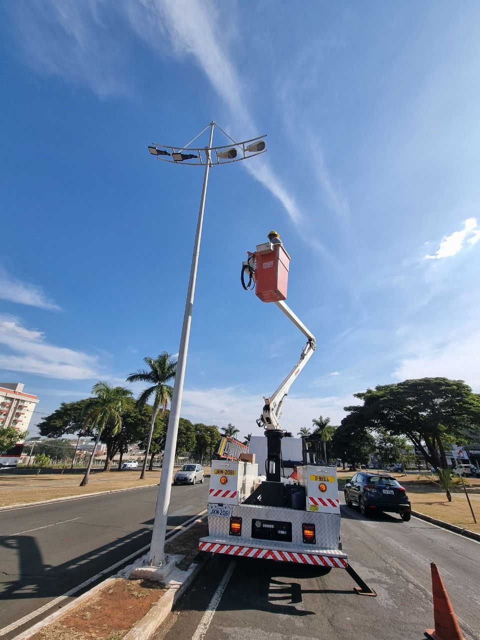 Iluminação de LED chega à Avenida Antônio Pinto Duarte