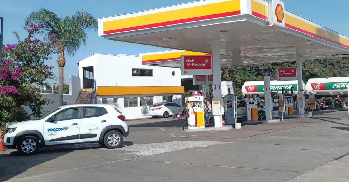 Procon fiscaliza farmácia e posto de combustível