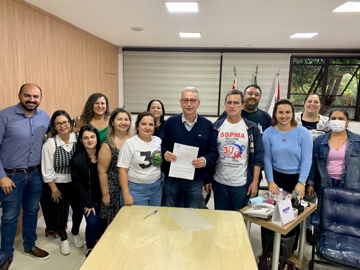 Chico assina decreto que altera carga horária da enfermagem para 30 horas
