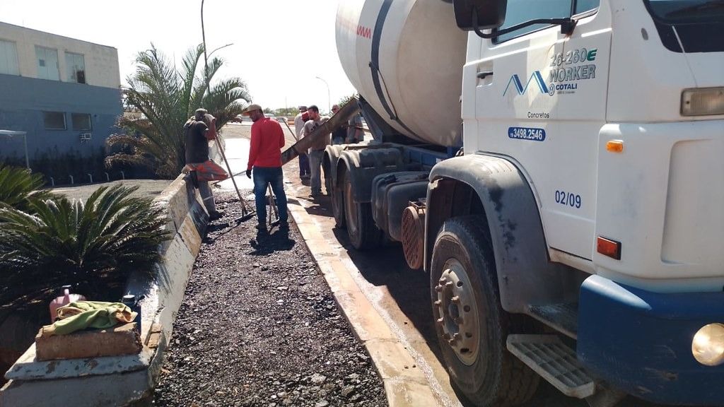 Prefeitura executa concretagem do passeio e do canteiro central na nova alça do viaduto Romano