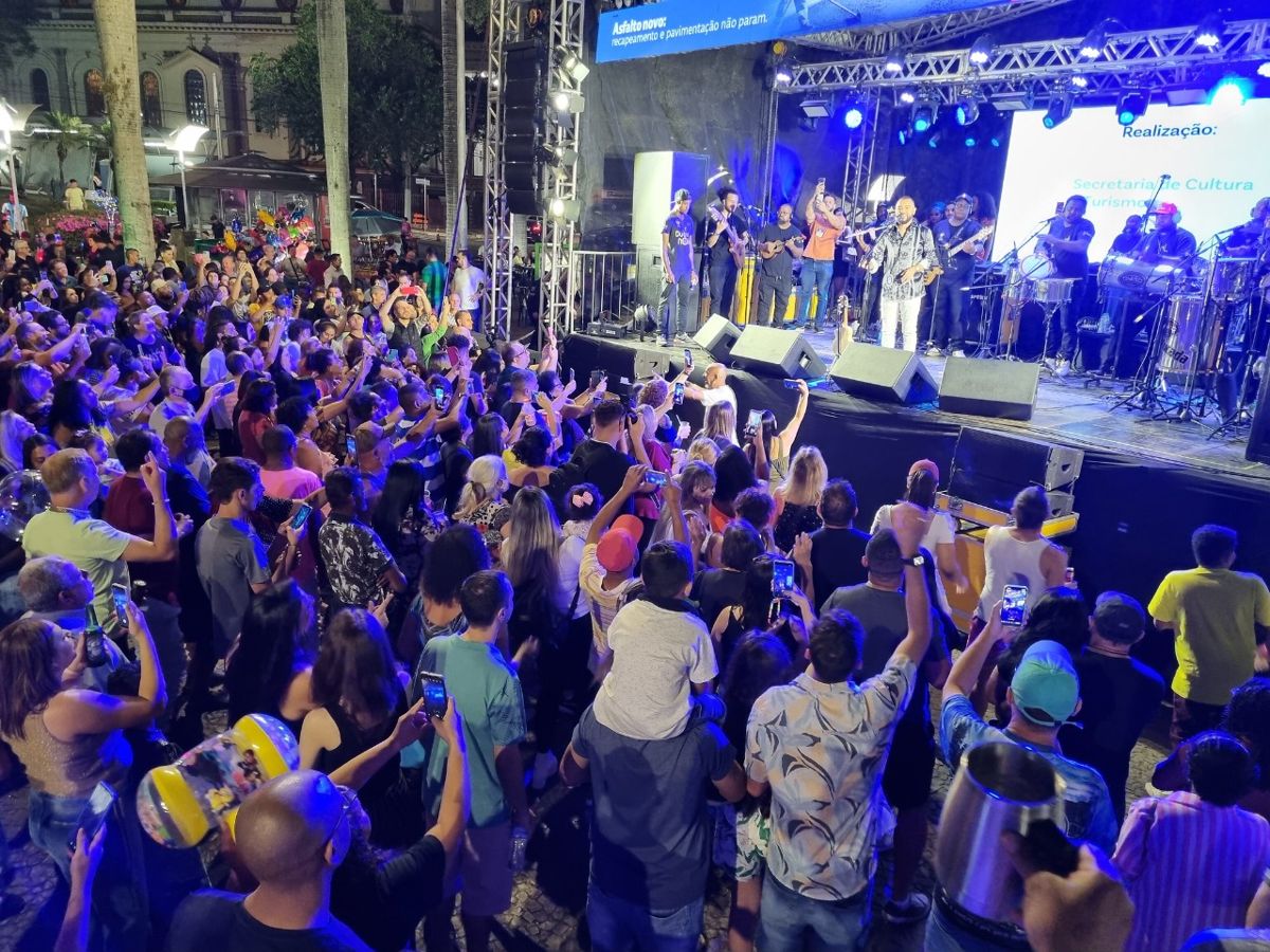 Dudu Nobre leva mais de duas mil pessoas à Praça Comendador Muller