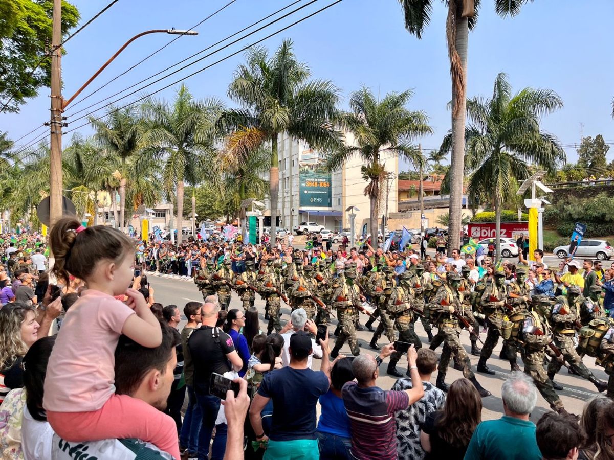 Desfile Cívico leva cerca de 10 mil pessoas à Avenida Brasil