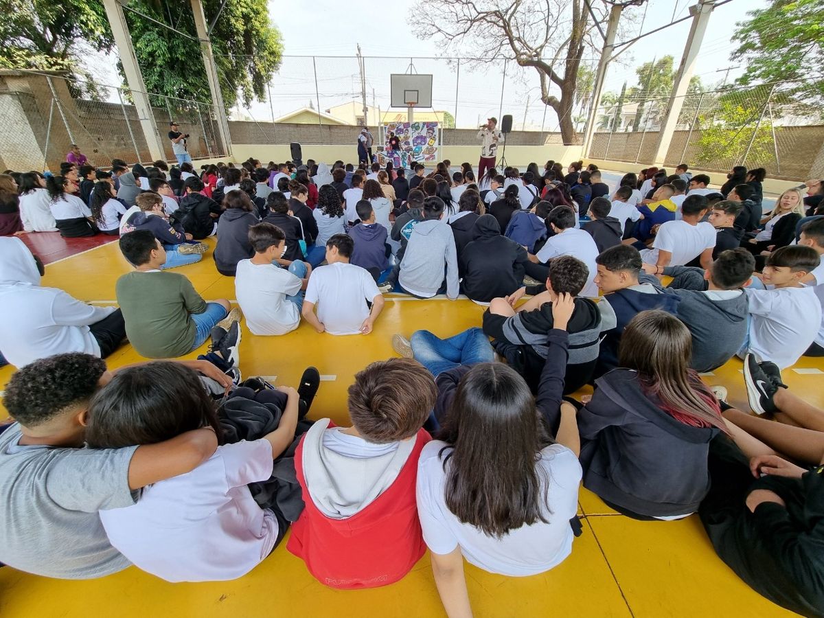 Escolas municipais recebem Parada Poética