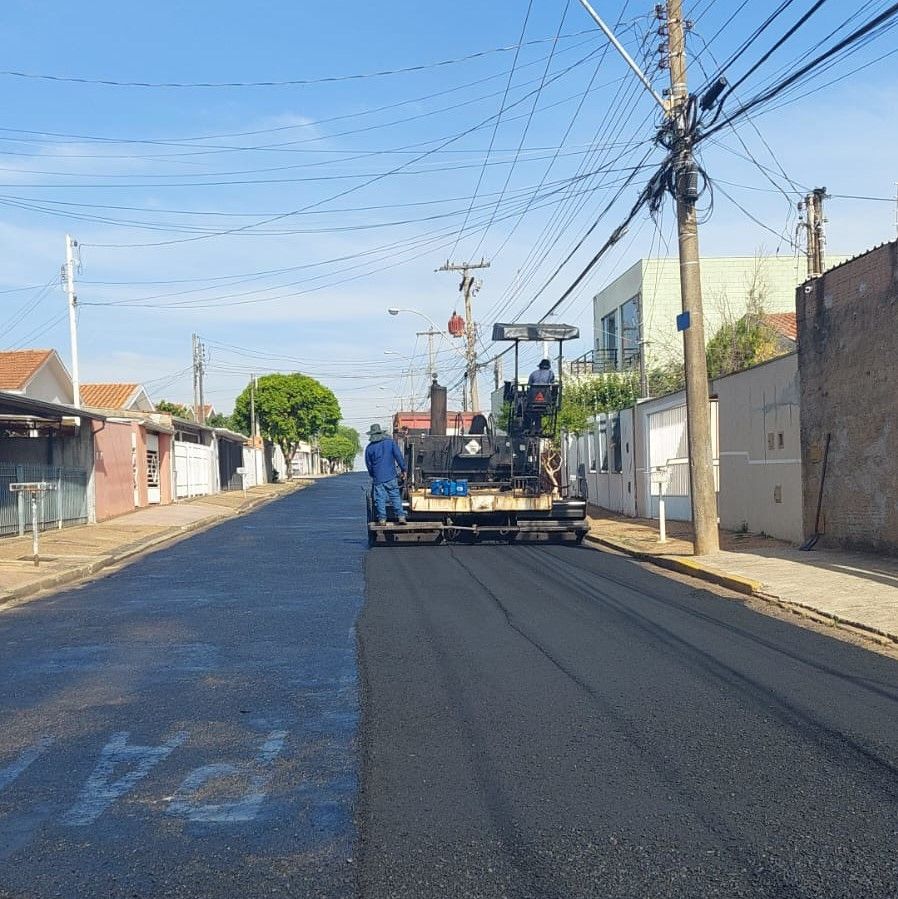 Prefeitura inicia recapeamento na rua Coelho Neto