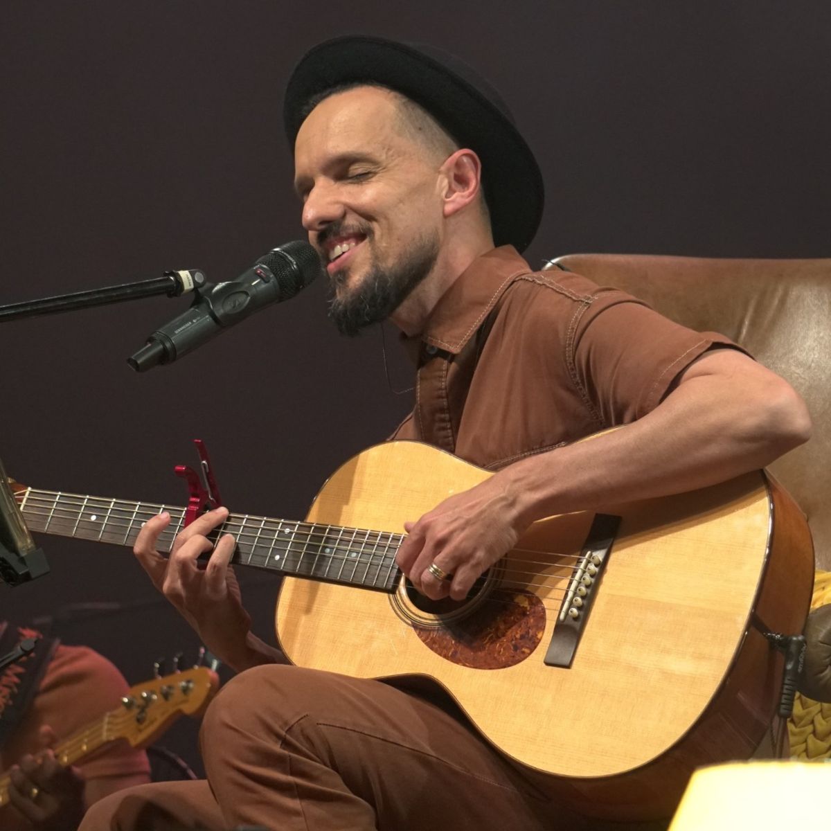Cantor e compositor Gustavo Spínola apresenta o espetáculo Retrato
