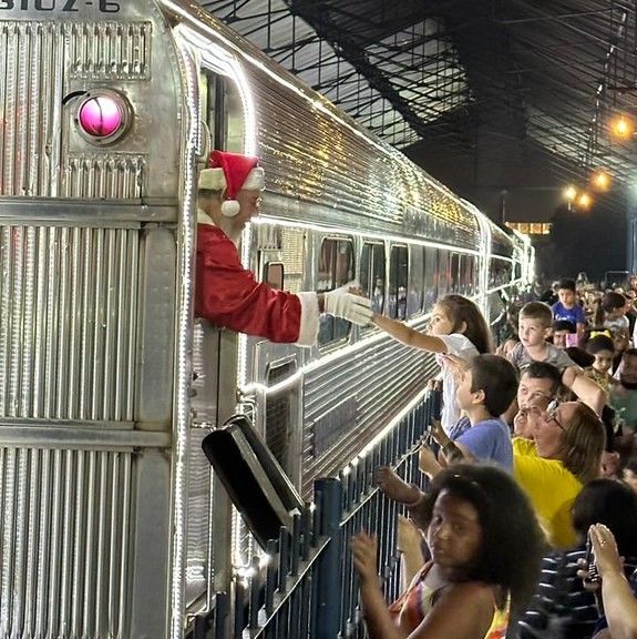 Trem Iluminado de Natal reúne mil pessoas na Estação Cultura de Americana