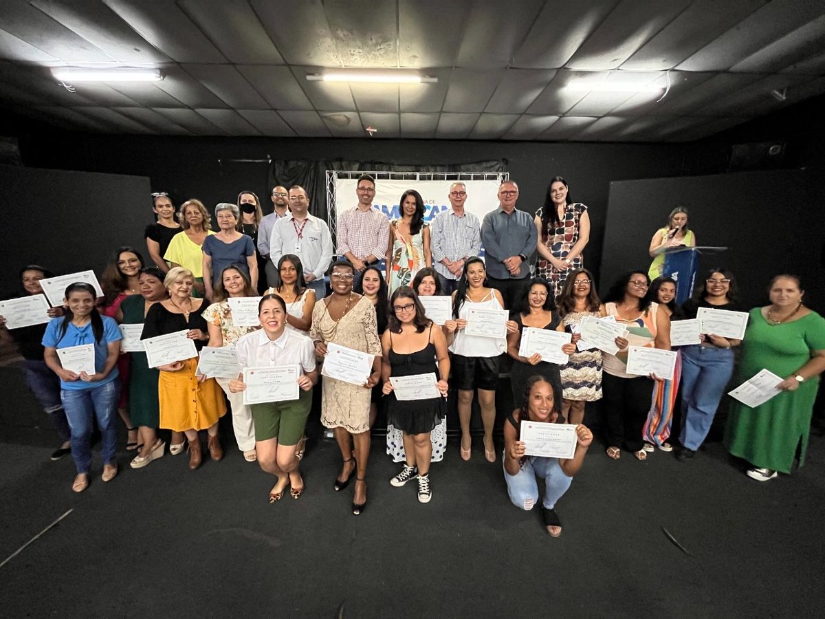 Cuca realiza formatura de alunas de Corte e Costura