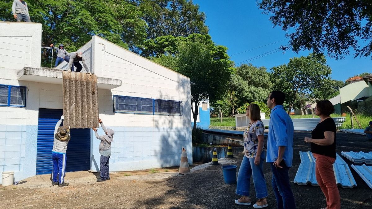 Prefeitura realiza manutenção de telhado no prédio da Merenda e em escolas