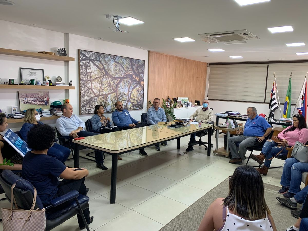 Prefeito anuncia início da jornada de 30 horas para enfermagem