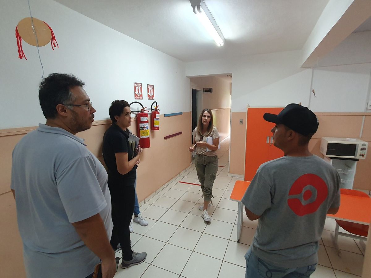 Equipe vistoria escolas para ampliação da conectividade
